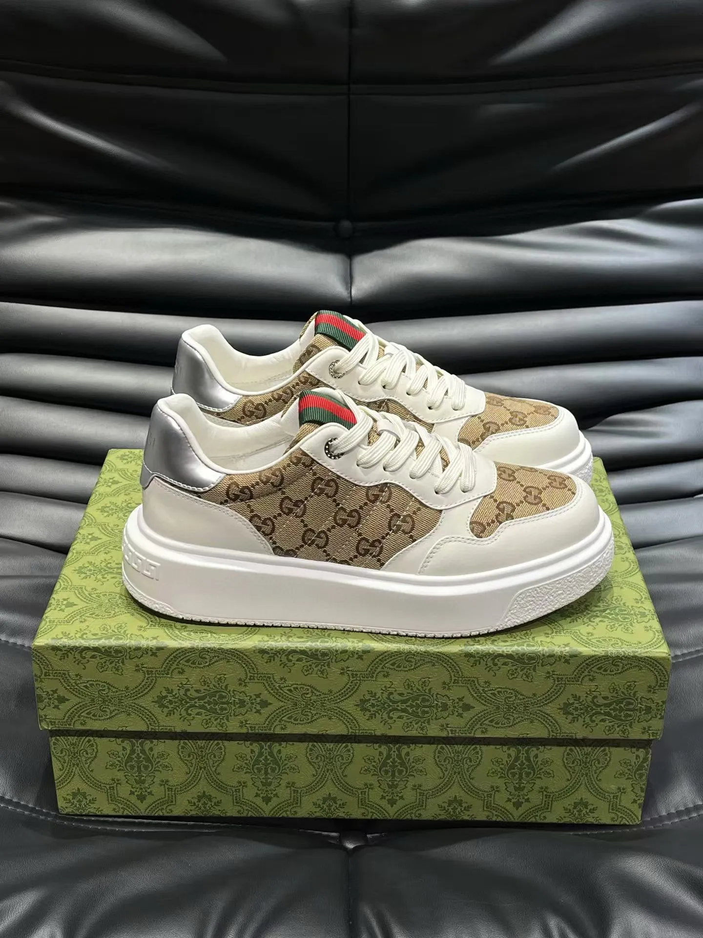 Factory price: 460💰Gucci new men's shoes GUCCI [Lightning] latest shoes are shipped. Original quality, fashionable, special materials, sheepskin lining, new packaging. The foot feels super comfortable and the workmanship is impeccable. Size: 38-44, customized 45